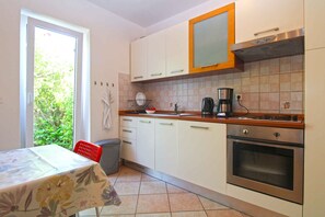 Fridge, oven, stovetop, dishwasher