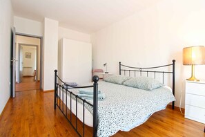 3 عدّة غرف نوم ومكواة/لوح كي وخدمة الإنترنت