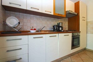 ثلاجة، فرن، موقد طهي مسطح، غسالة أطباق