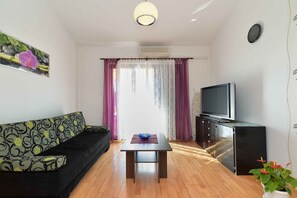 TV - Holiday home with terrace and barbecue (Premantura)