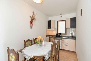 Dining - Holiday home with terrace and barbecue (Premantura)