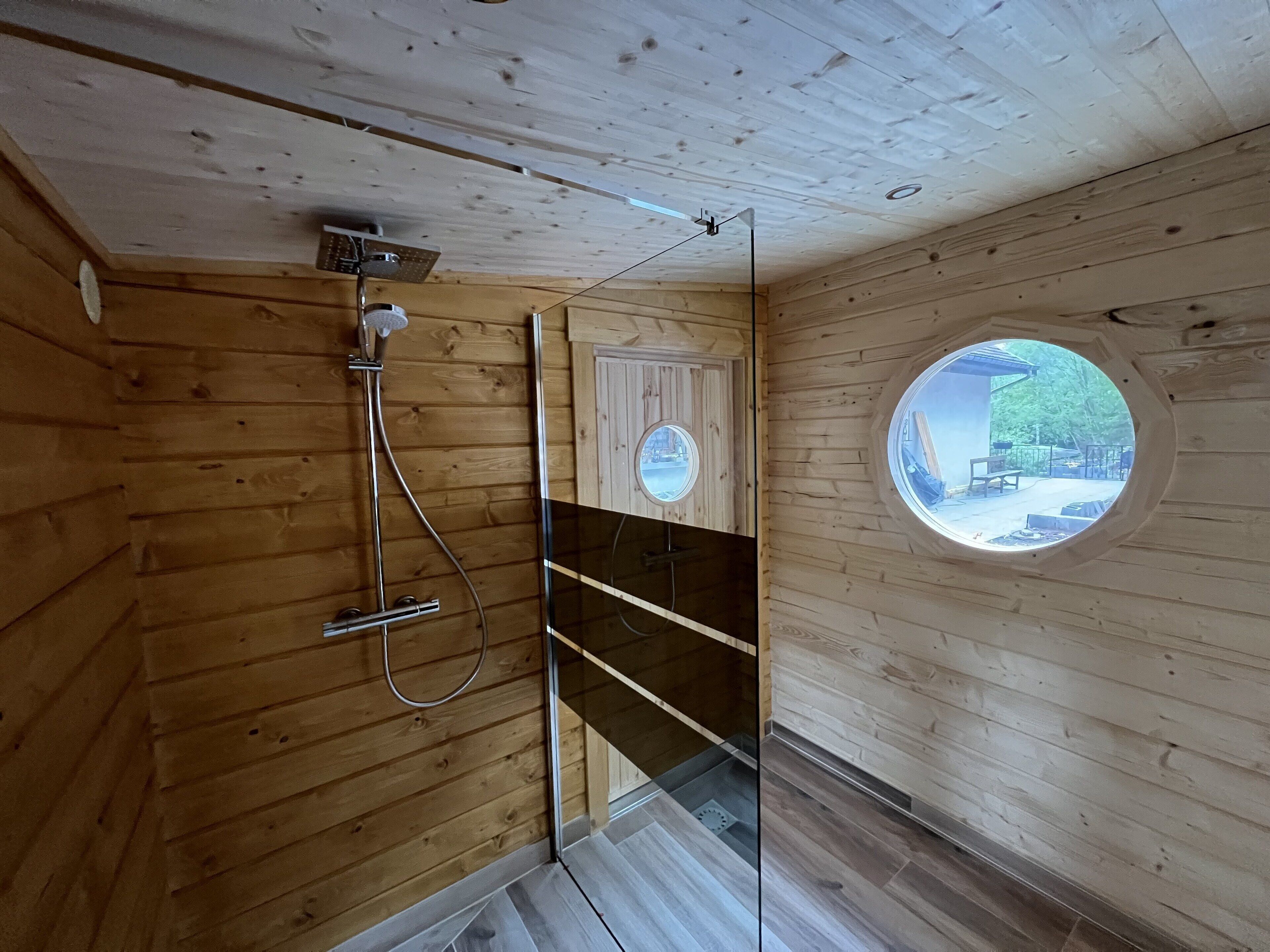 Een douche, een haardroger, badjassen, pantoffels