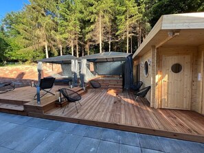 Terrace/patio - Large-capacity group gîte with outdoor SAUNA and JACUZZI (Saint-Léonard)
