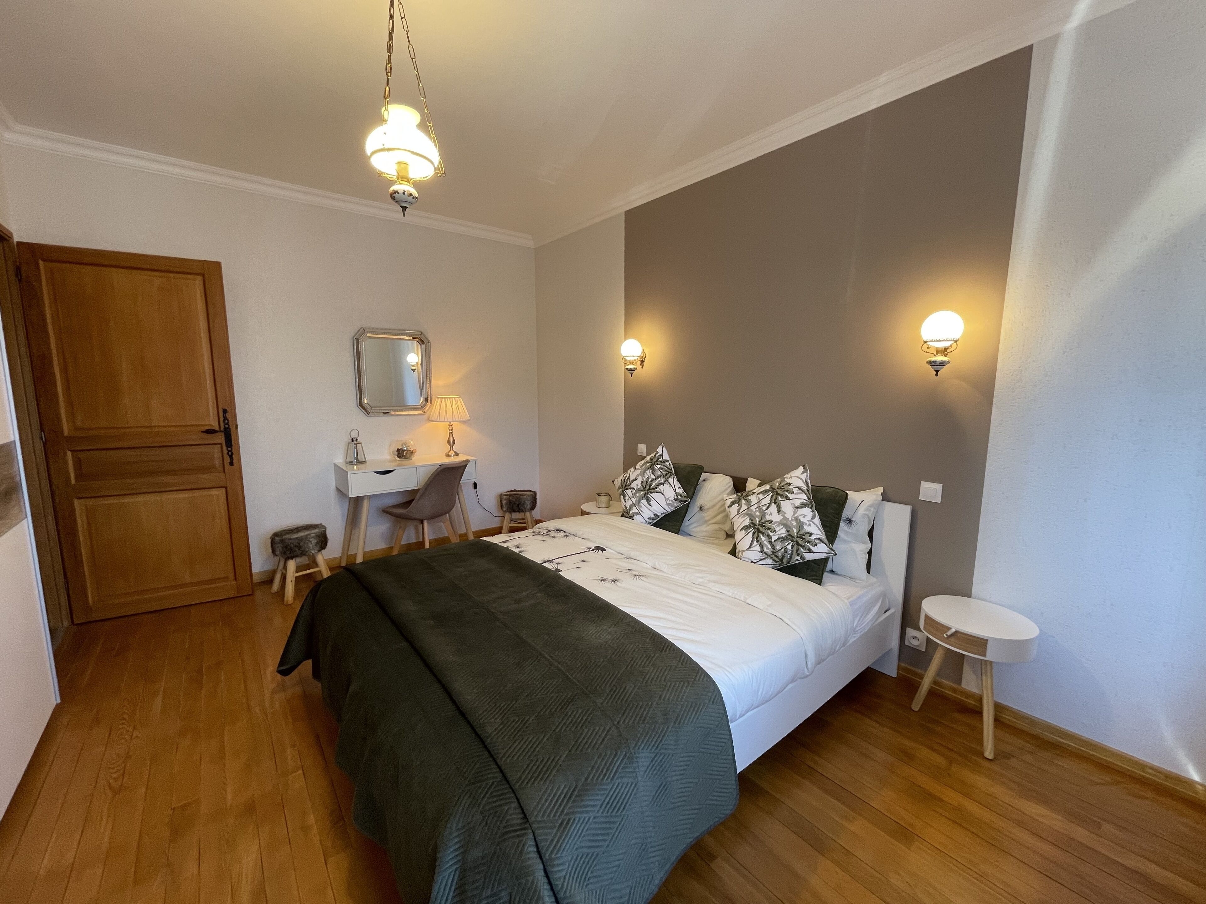 6 habitaciones, escritorio y tabla de planchar con plancha 