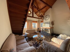 TV, fireplace - Large-capacity group gîte with outdoor SAUNA and JACUZZI (Saint-Léonard)