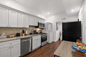 Private kitchen - Dream Luxury Apartment W/ Projector Near Downtown (Philadelphia)