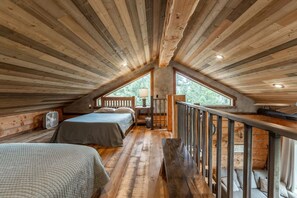 2 bedrooms, iron/ironing board, travel cot, free WiFi - Cozy cabin outside Glacier National Park. Private hot tub + pet-friendly! (Coram)