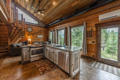 Cozy cabin outside Glacier National Park. Private hot tub + pet-friendly!