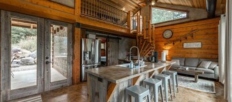 Cozy cabin outside Glacier National Park. Private hot tub + pet-friendly!