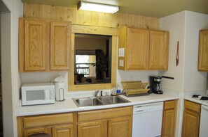 Fridge, microwave, oven, stovetop - Duplex Cabin at The Woolly Bugger Inn (#15) (Estes Park)