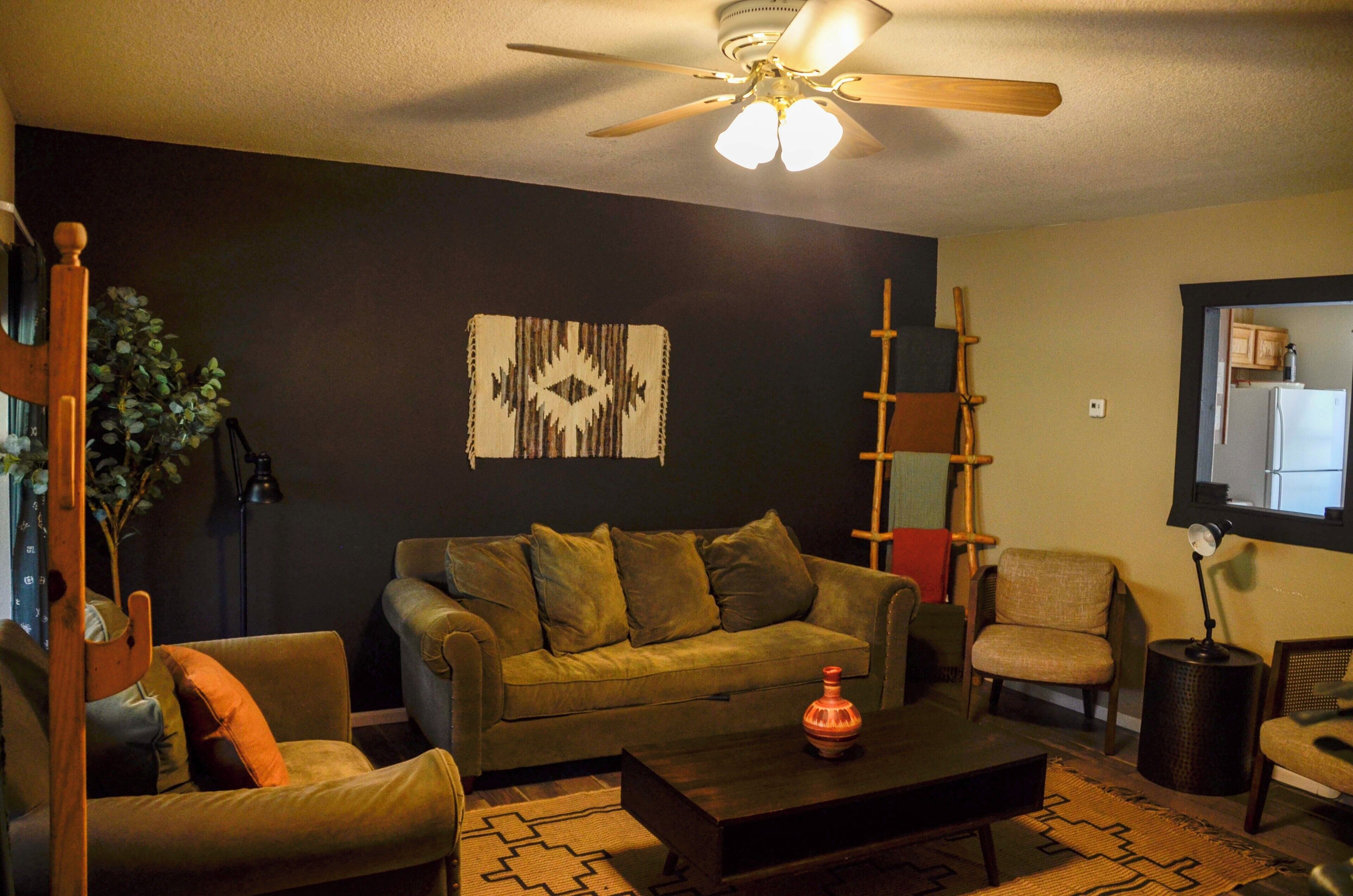 Fernseher, Kamin, Bücher