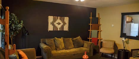 Fernseher, Kamin, Bücher