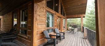 Mountain Lion Den at Snowcat Cabins (Hot Tub!)