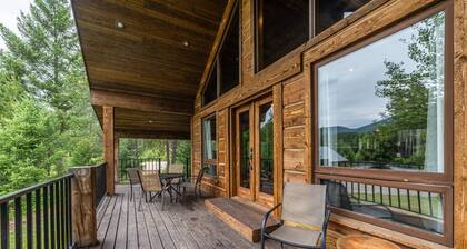 Cozy cabin outside Glacier National Park. Private hot tub + pet-friendly!