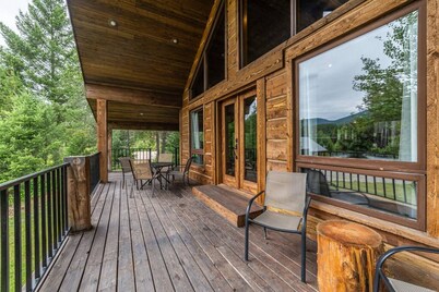 Cozy cabin outside Glacier National Park. Private hot tub + pet-friendly!
