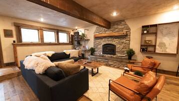 Een smart-tv en boeken