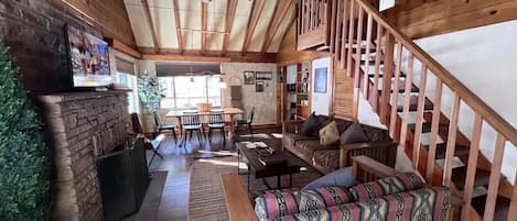 TV, caminetto, libri