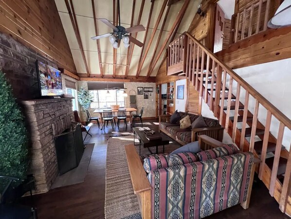 Televisio, takka, kirjoja