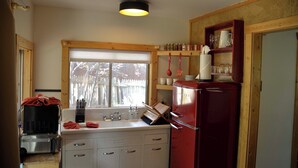 Private kitchen - Marmot Mini Cabin (Unit 7) at The Woolly Bugger Inn (Estes Park)