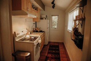Fridge, microwave, oven, stovetop - Bears Paw Duplex Cabin (#12) at The Woolly Bugger Inn (Estes Park)