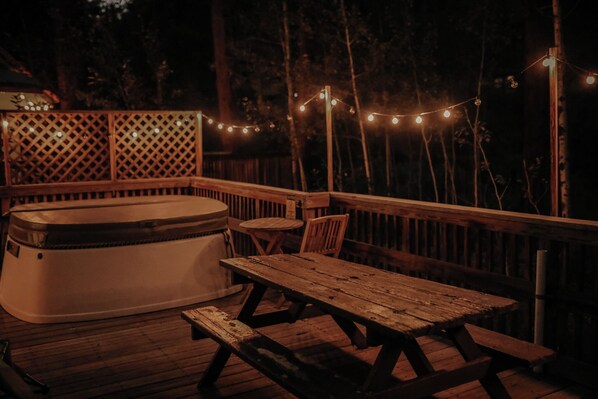 Outdoor dining - Bears Paw Duplex Cabin (#12) at The Woolly Bugger Inn (Estes Park)