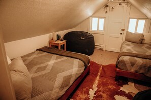 2 bedrooms, WiFi - Bears Paw Duplex Cabin (#12) at The Woolly Bugger Inn (Estes Park)