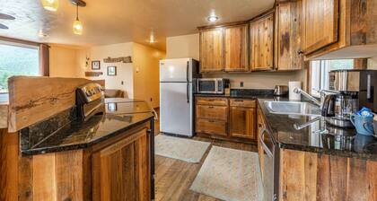 Cozy, pet-friendly loft cabin just outside Glacier NP!