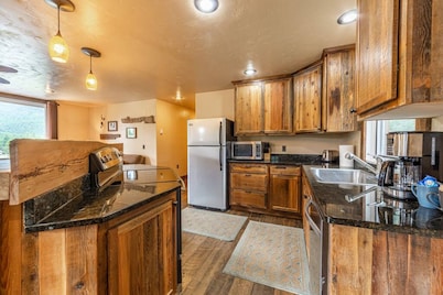 Cozy, pet-friendly loft cabin just outside Glacier NP!