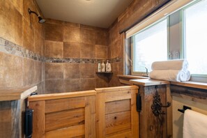Hair dryer, towels - Lynx Loft (Snowcat Cabins at Glacier National Park) (Coram)