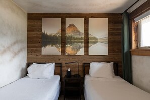 2 bedrooms, travel cot, free WiFi, bed sheets - Lynx Loft (Snowcat Cabins at Glacier National Park) (Coram)