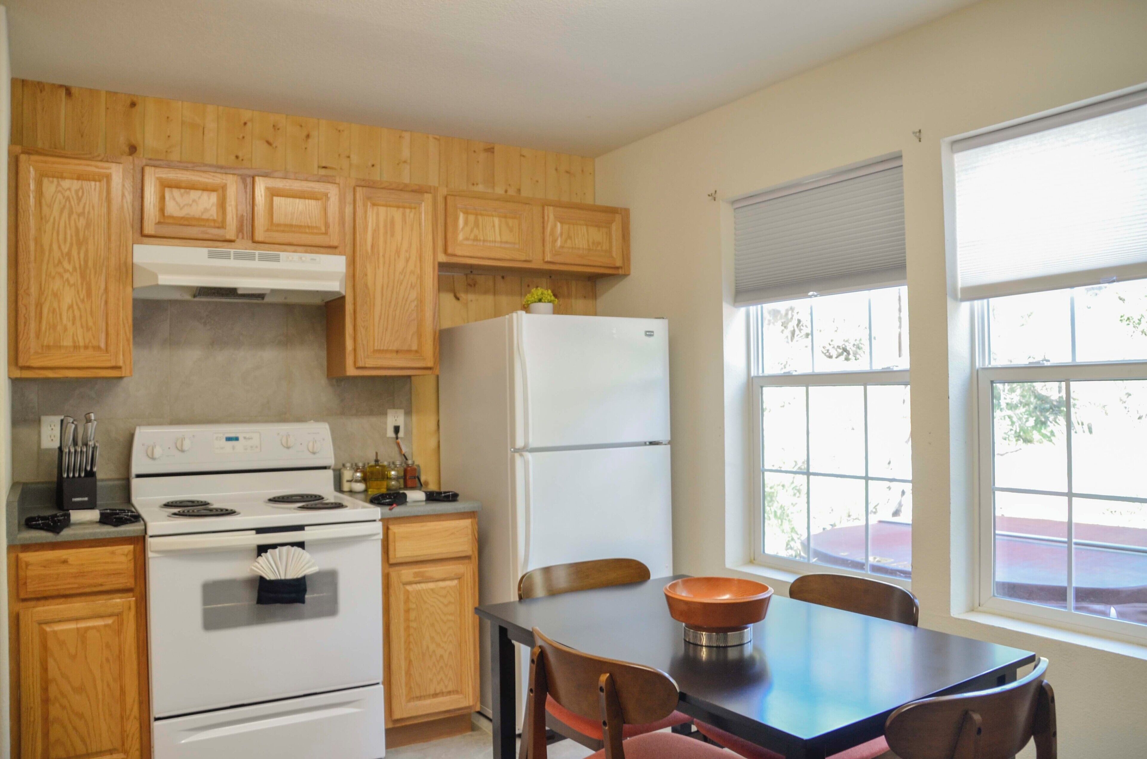 Kjøleskap, mikrobølgeovn, ovn og kokeplater