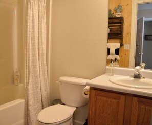 Secador de cabelo, toalhas de banho