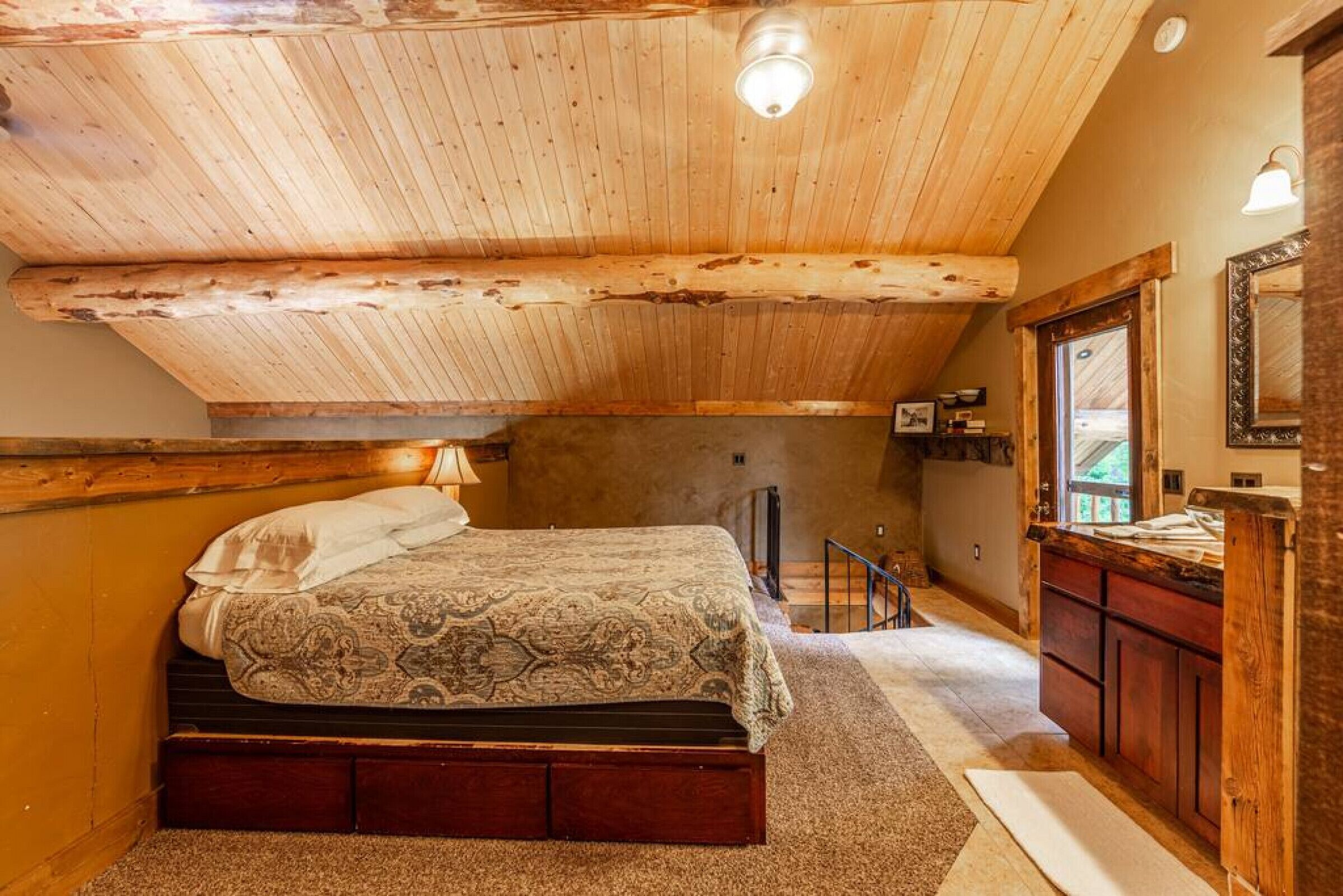 Cozy cabin outside Glacier National Park. Private hot tub + pet-friendly!