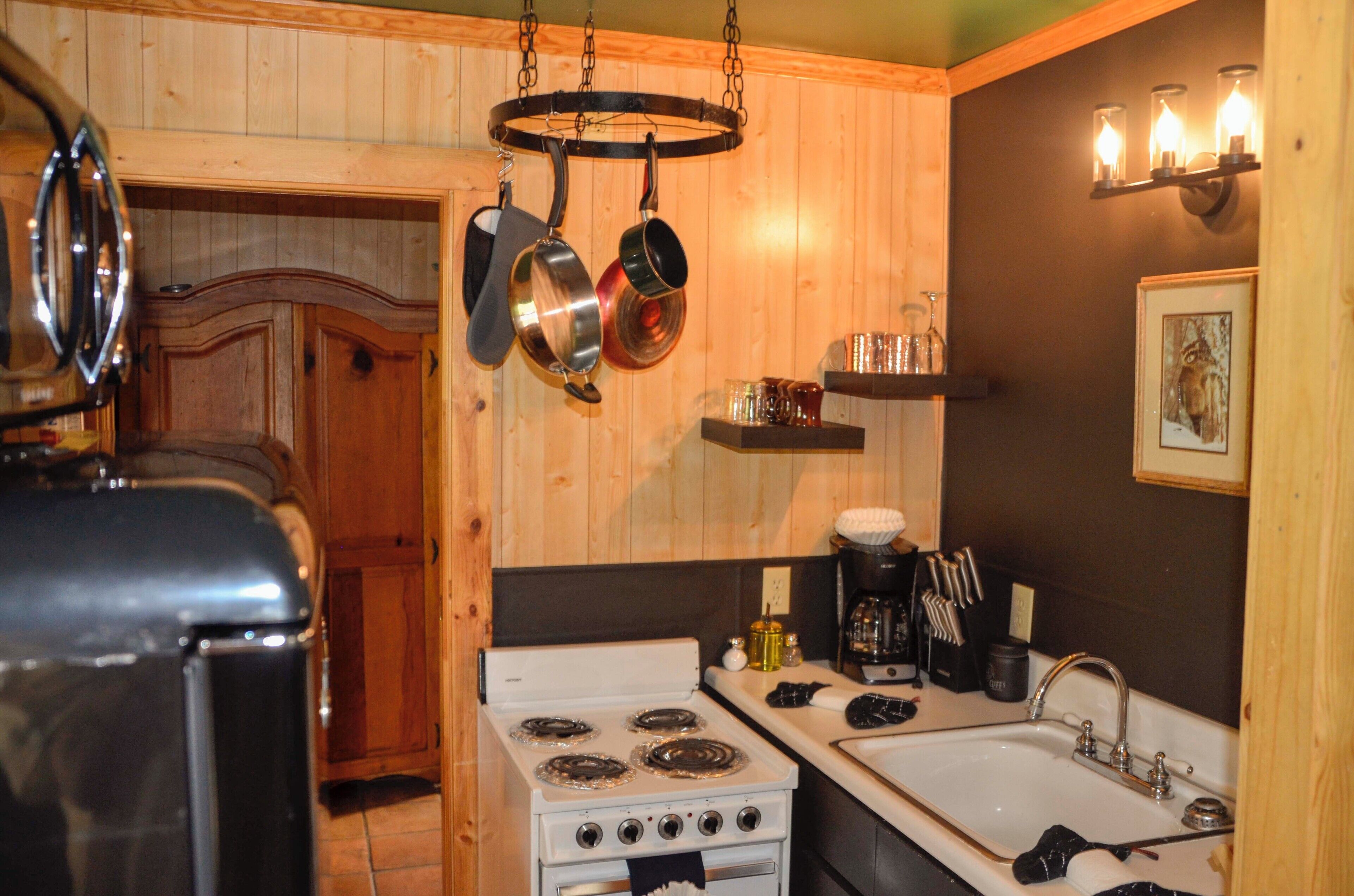 Een koelkast, een magnetron, een oven, een kookplaat