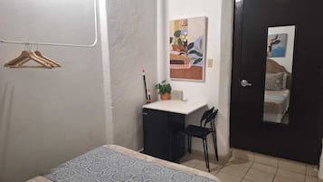 1 slaapkamer, een strijkplank/strijkijzer, wifi, beddengoed