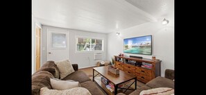 TV, fireplace, DVD player - Peaceful Lakehouse on Ohop (Eatonville)