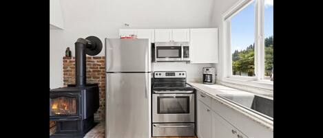 Réfrigérateur, micro-ondes, four, plaque de cuisson