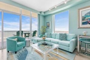 Smart TV, caminetto, tavolo da calcetto, monitor per computer