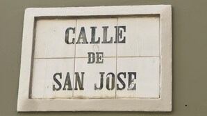 Ein Schild mit dem Text "Calle de San Jose".
