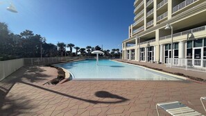 Alberca al aire libre y alberca climatizada