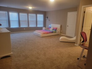 6 bedrooms, desk, iron/ironing board, free WiFi
