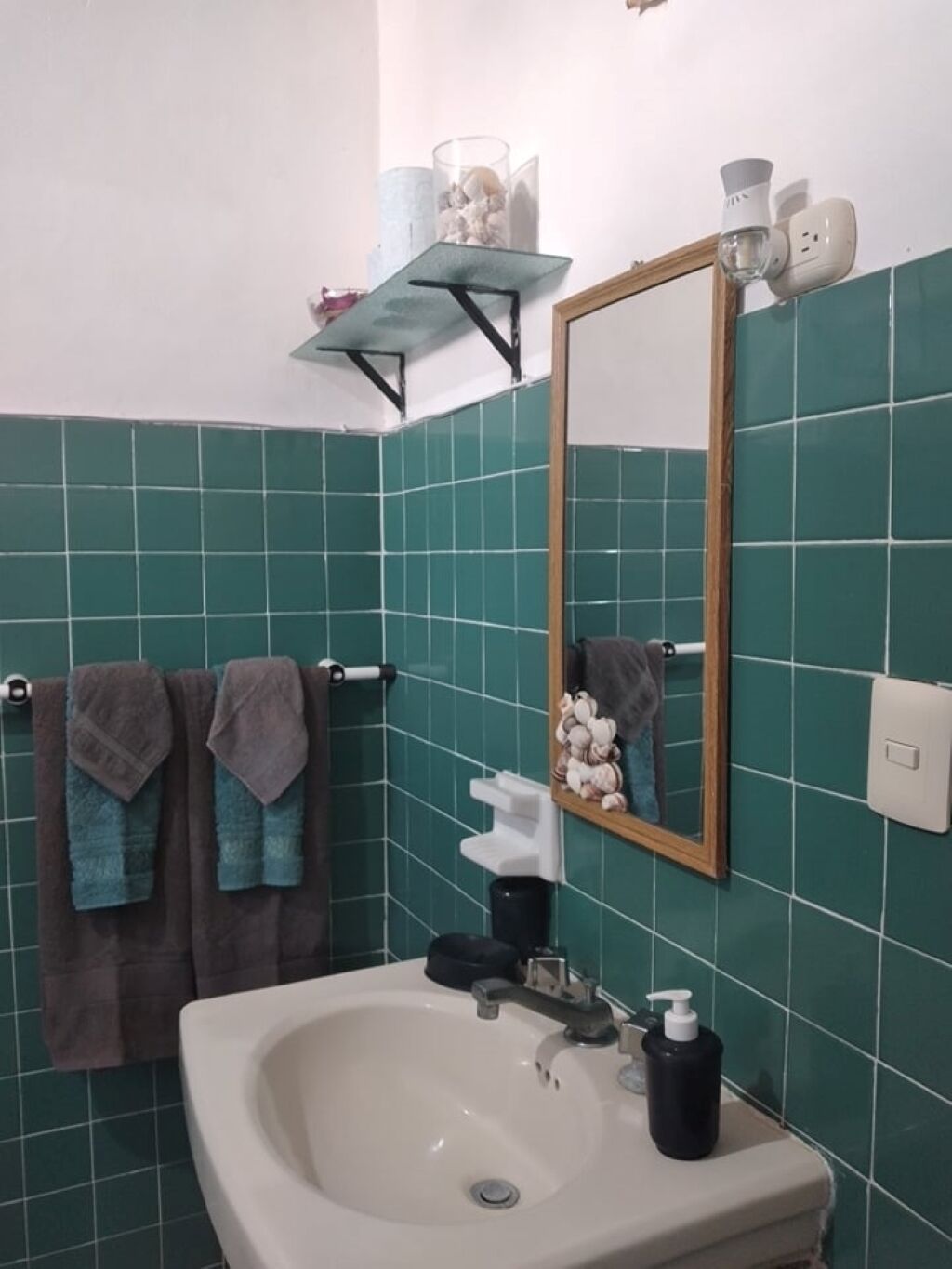 Clean Privet Bedroom/Bathroom -2 mins walk to the Beach
