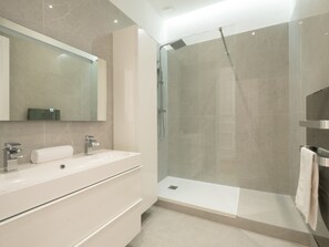 Shower, hair dryer, towels - 3-Br Apartment in the heart of downtown (Cannes)