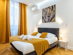 3 bedrooms, iron/ironing board, WiFi, bed sheets - 3-Br Apartment in the heart of downtown (Cannes)