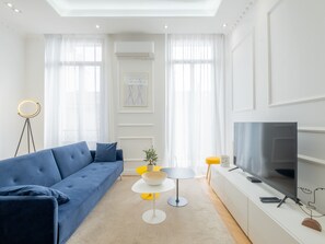 TV - 3-Br Apartment in the heart of downtown (Cannes)