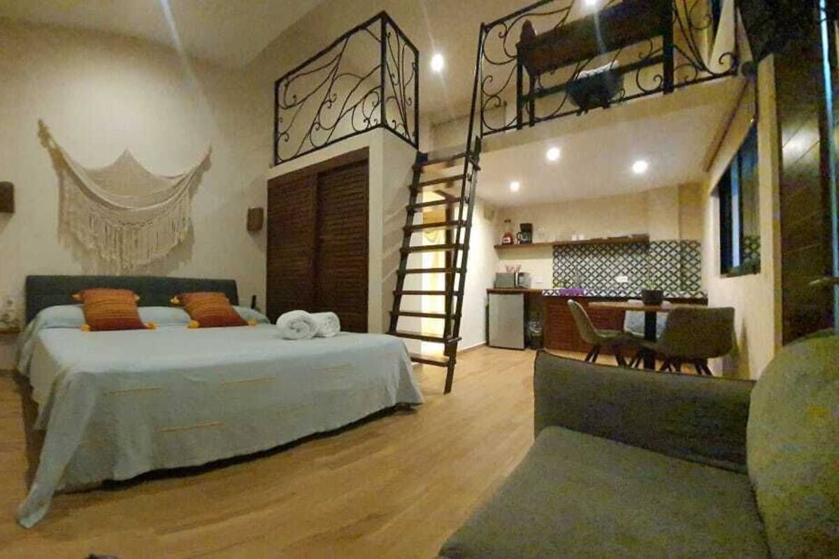 Departamento Deluxe | 1 habitación, minibar, caja de seguridad en la habitación y escritorio