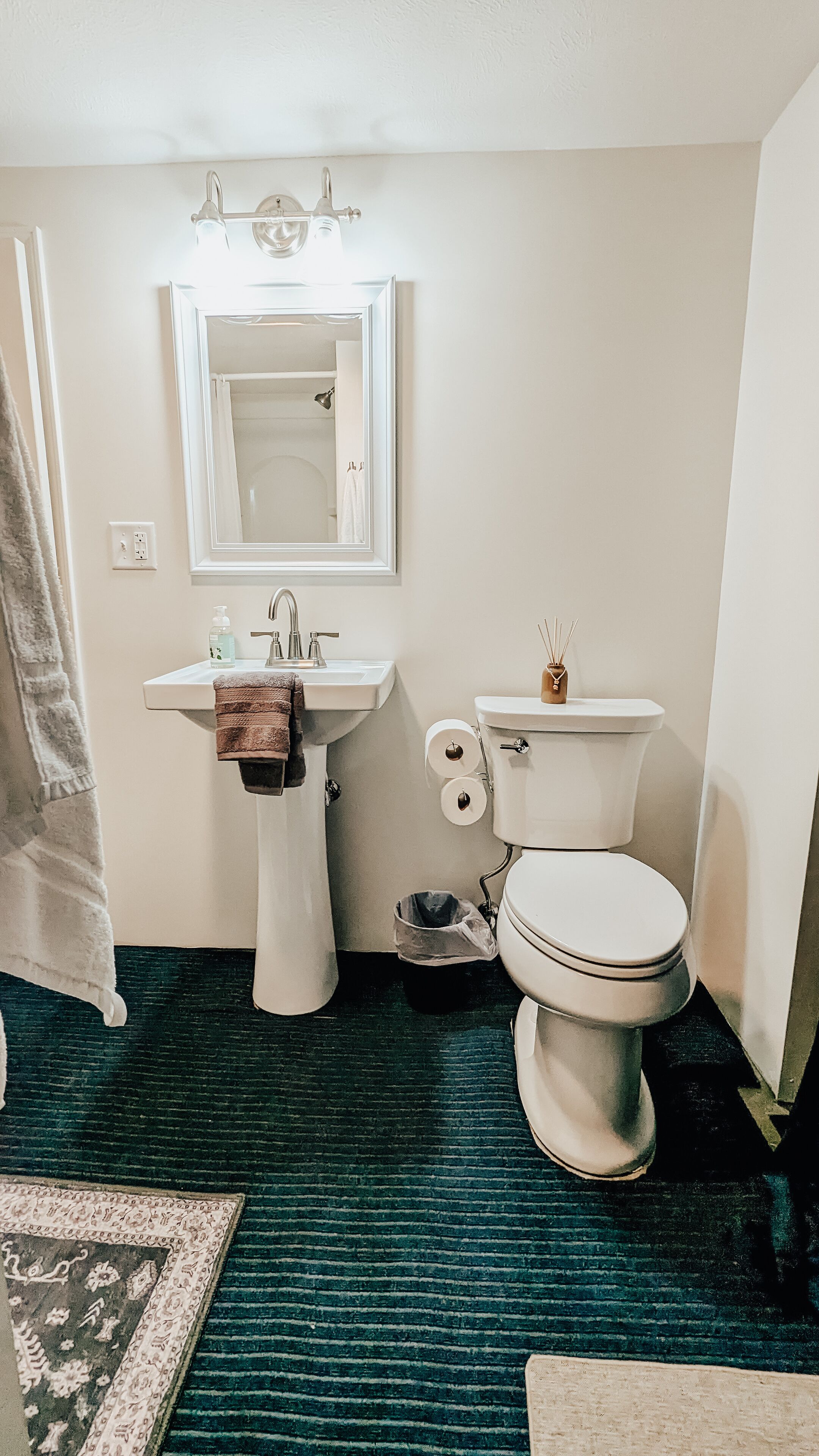 Duschwanne, Haartrockner, Handtücher, Seife