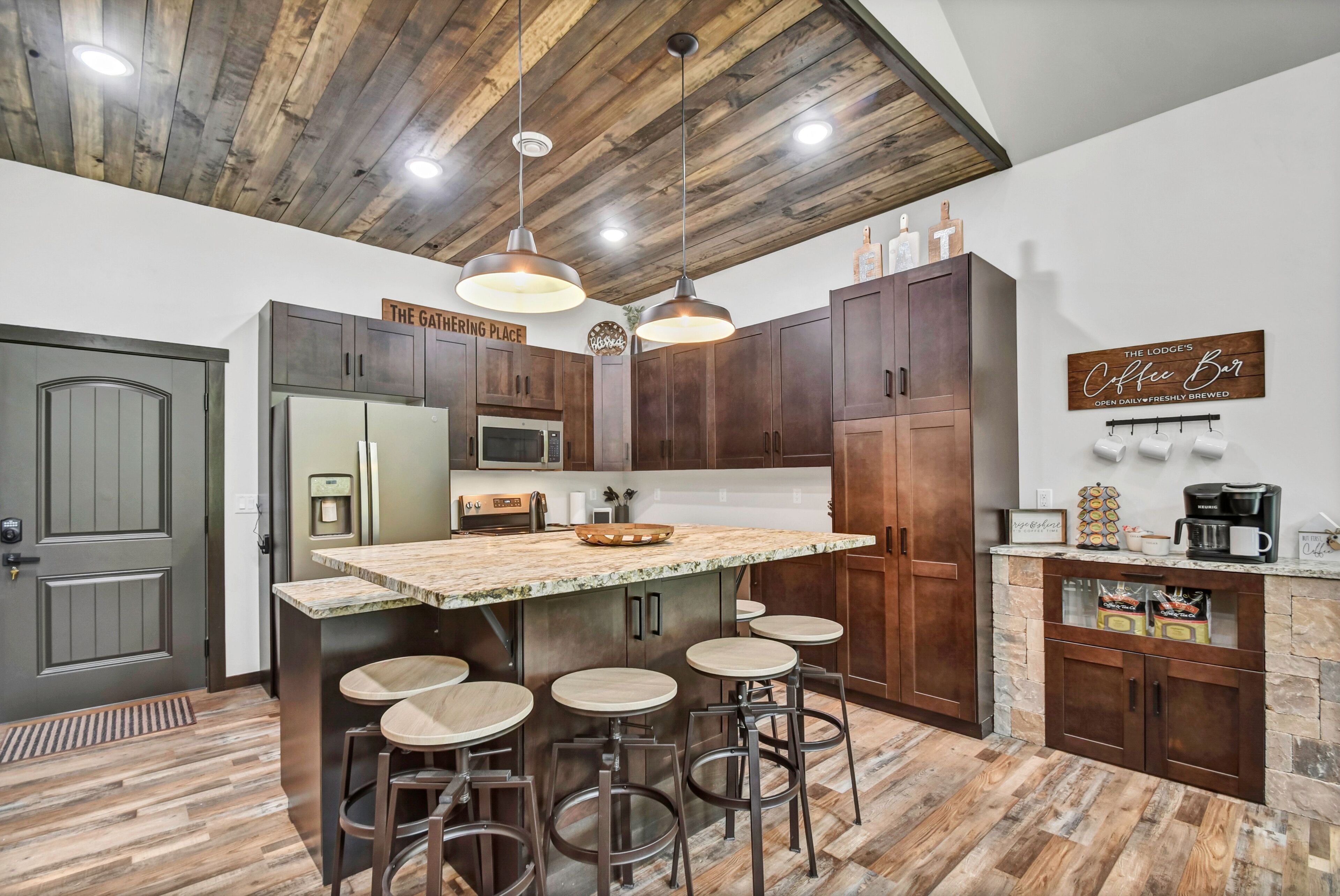 Full-sized fridge, microwave, oven, stovetop