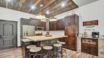 Full-sized fridge, microwave, oven, stovetop