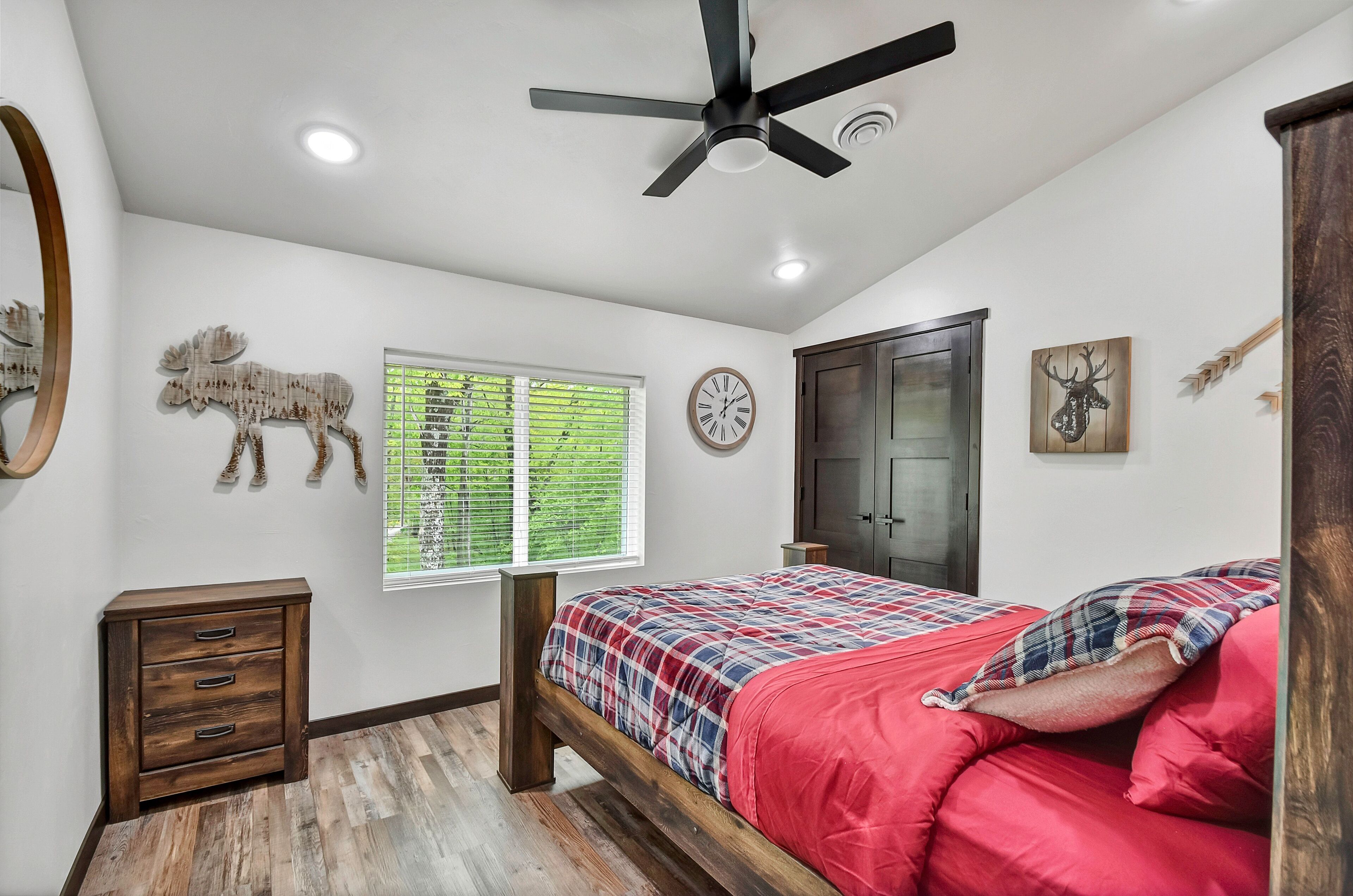 3 bedrooms, travel crib, WiFi, bed sheets